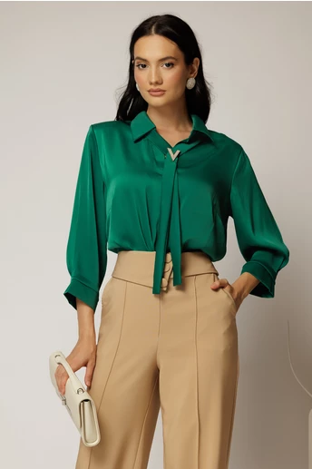 Bluza eleganta verde cu guler tip cravata si brosa