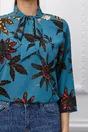 Bluza Elena albastru cu imprimeu floral si guler tip esarfa