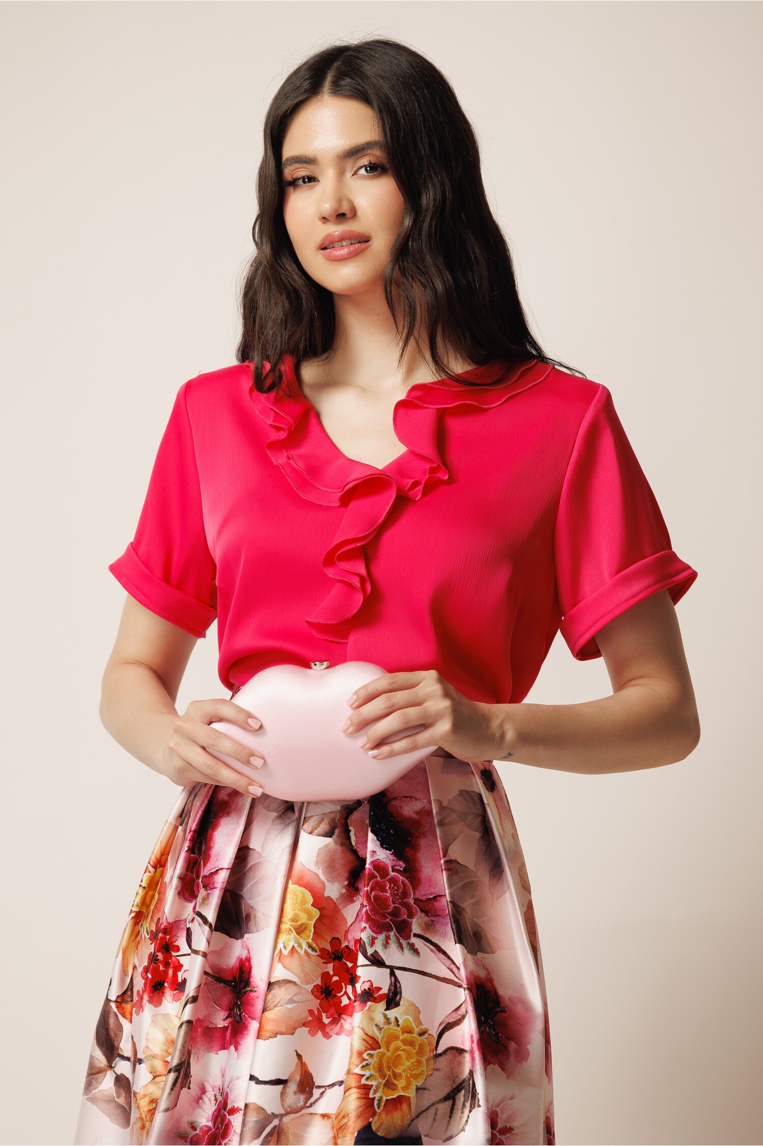 Bluza fucsia din viscoza satinata lejera cu volanas la decolteu