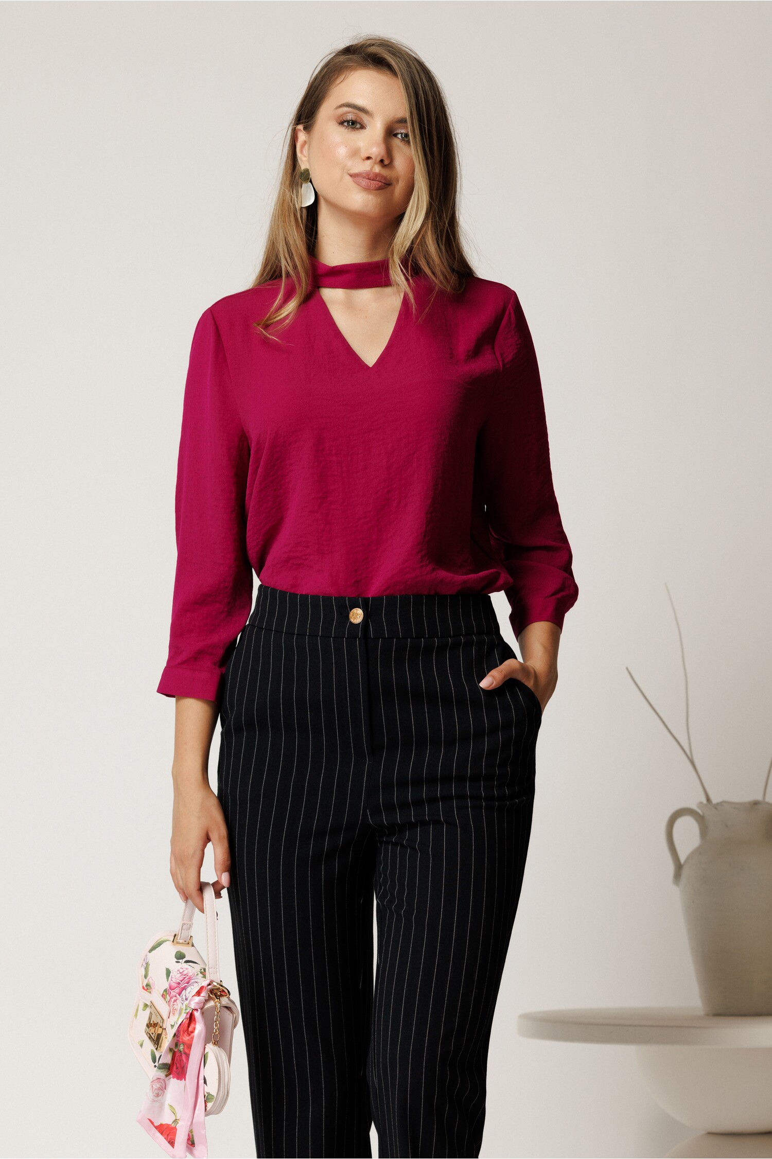 Bluza fucsia din voal cu decupaj la decolteu