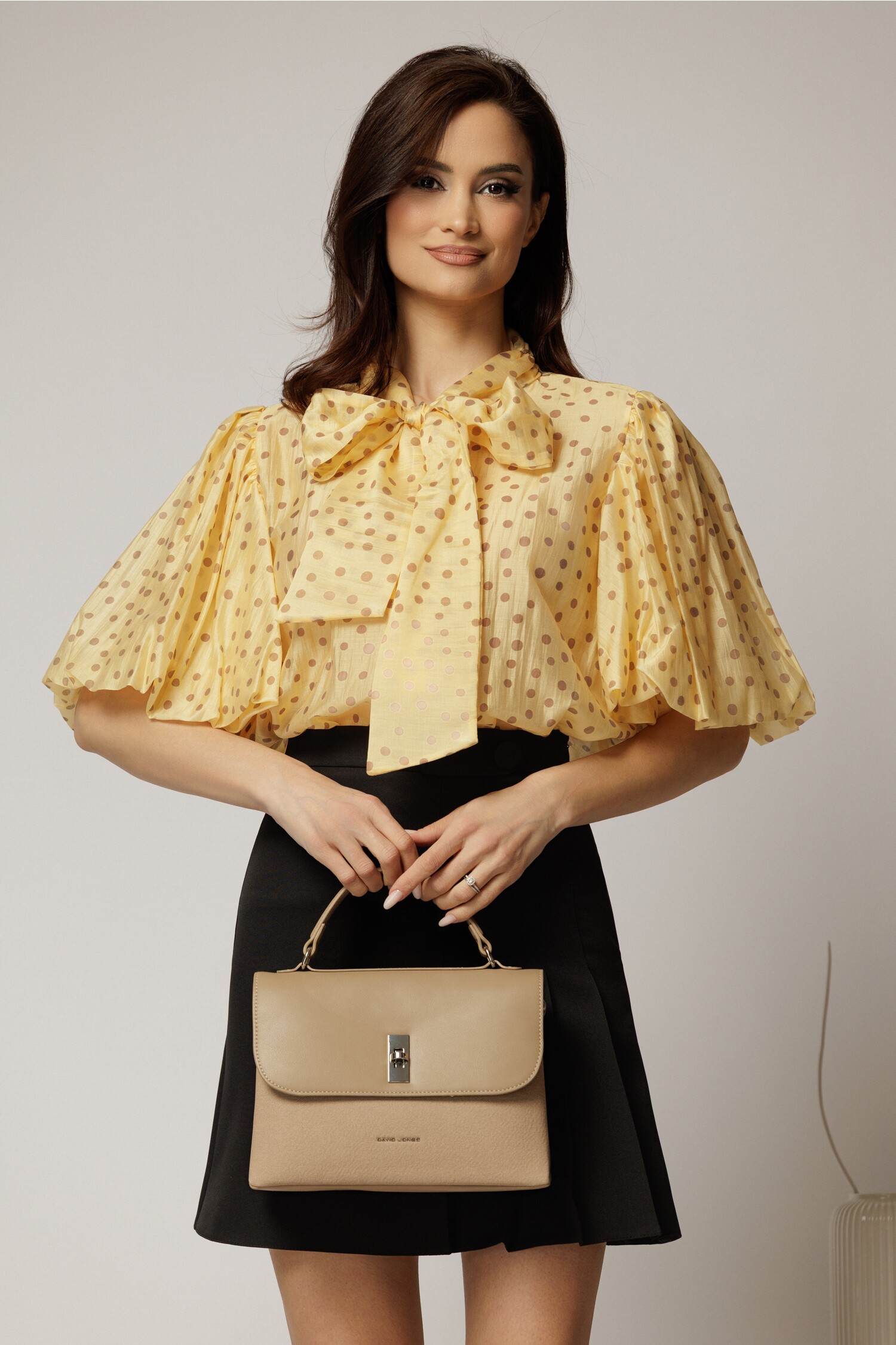 Bluza galbena cu buline din tencel cu maneci bufante si guler funda