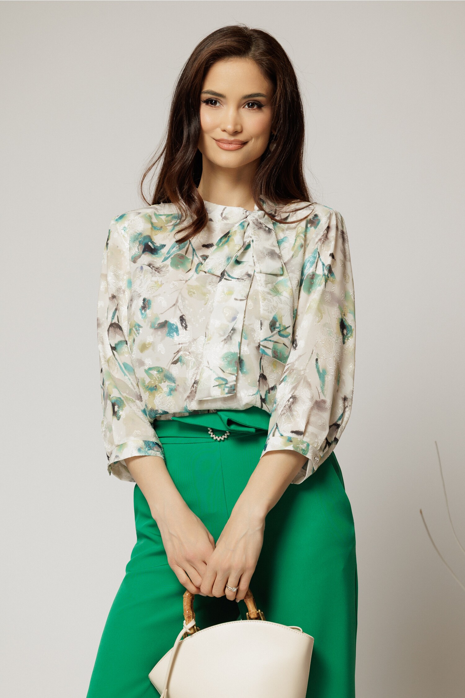 Bluza ivoar cu funda la decolteu si imprimeu in nuante de verde gri