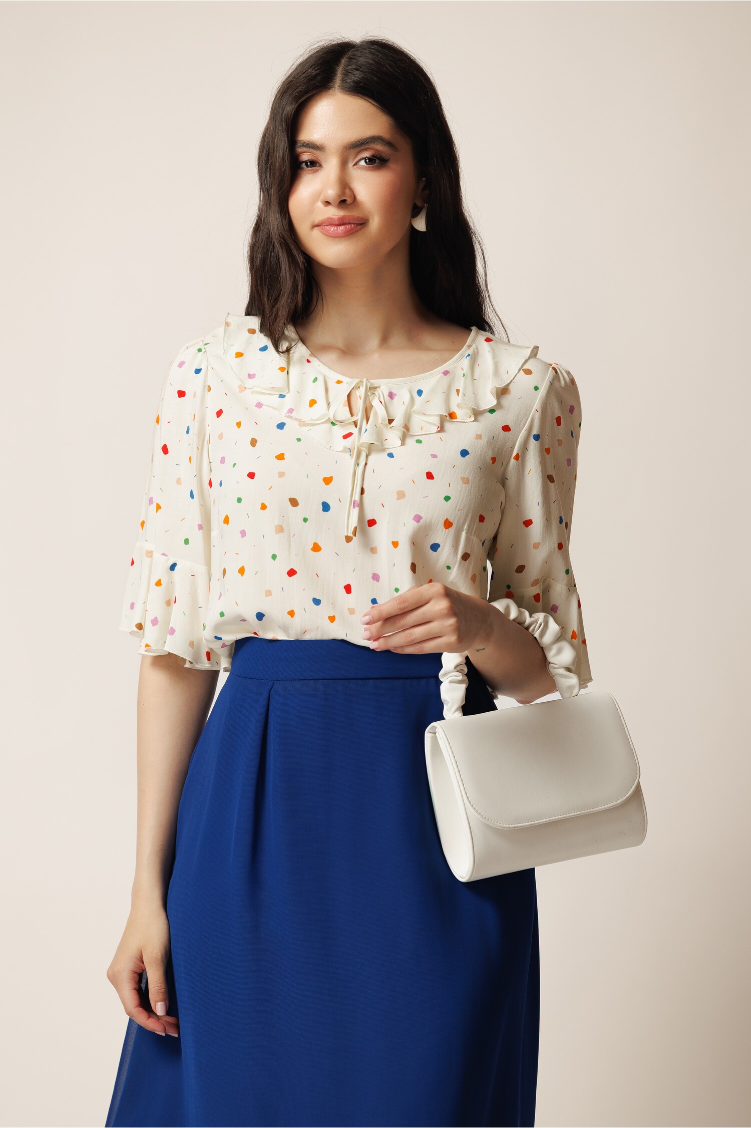 Bluza ivory din viscoza lejera cu imprimeu colorat si volnas la decolteu