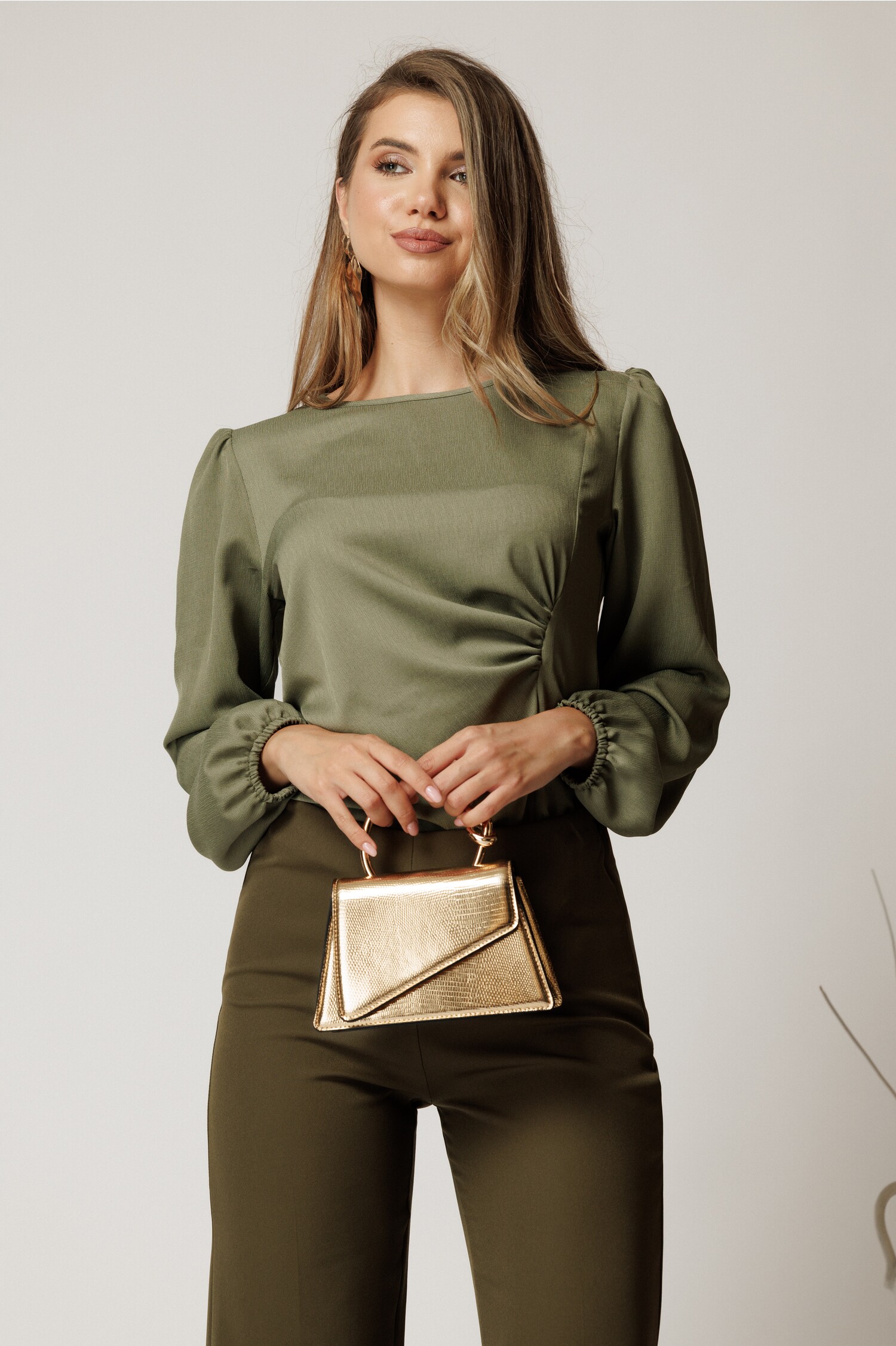 Bluza kaki din crep cu fronseu in talie