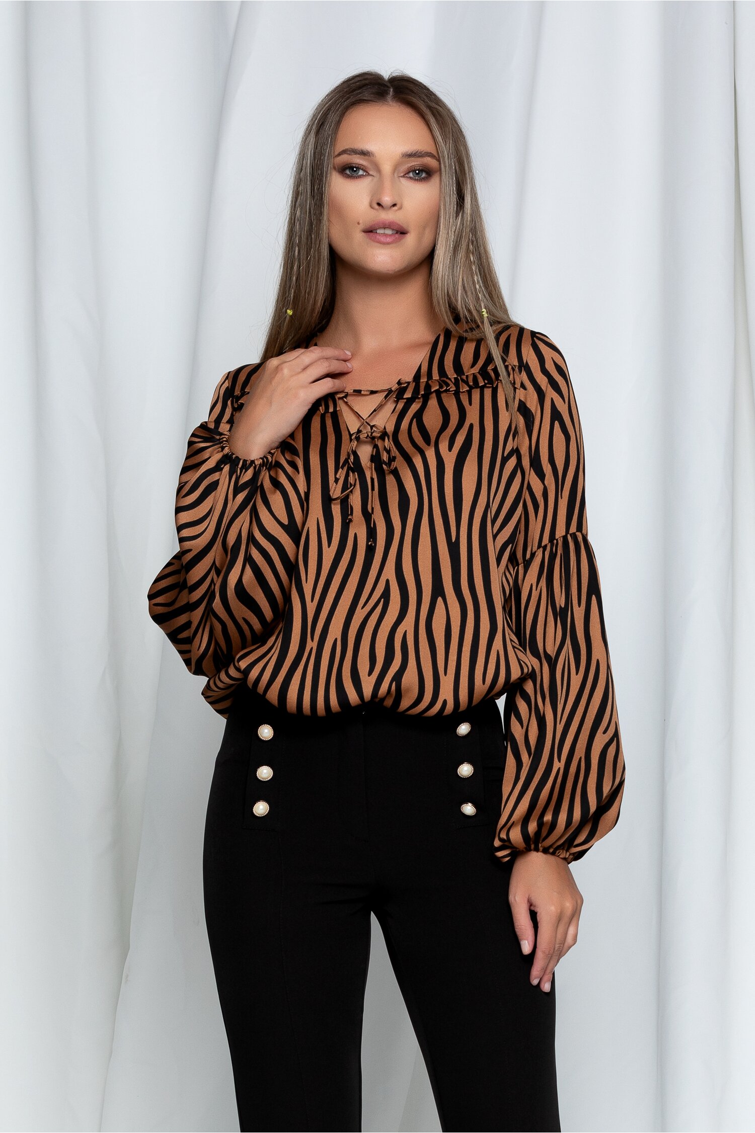 Bluza ladonna maro satinata cu dungi si maneci lungi