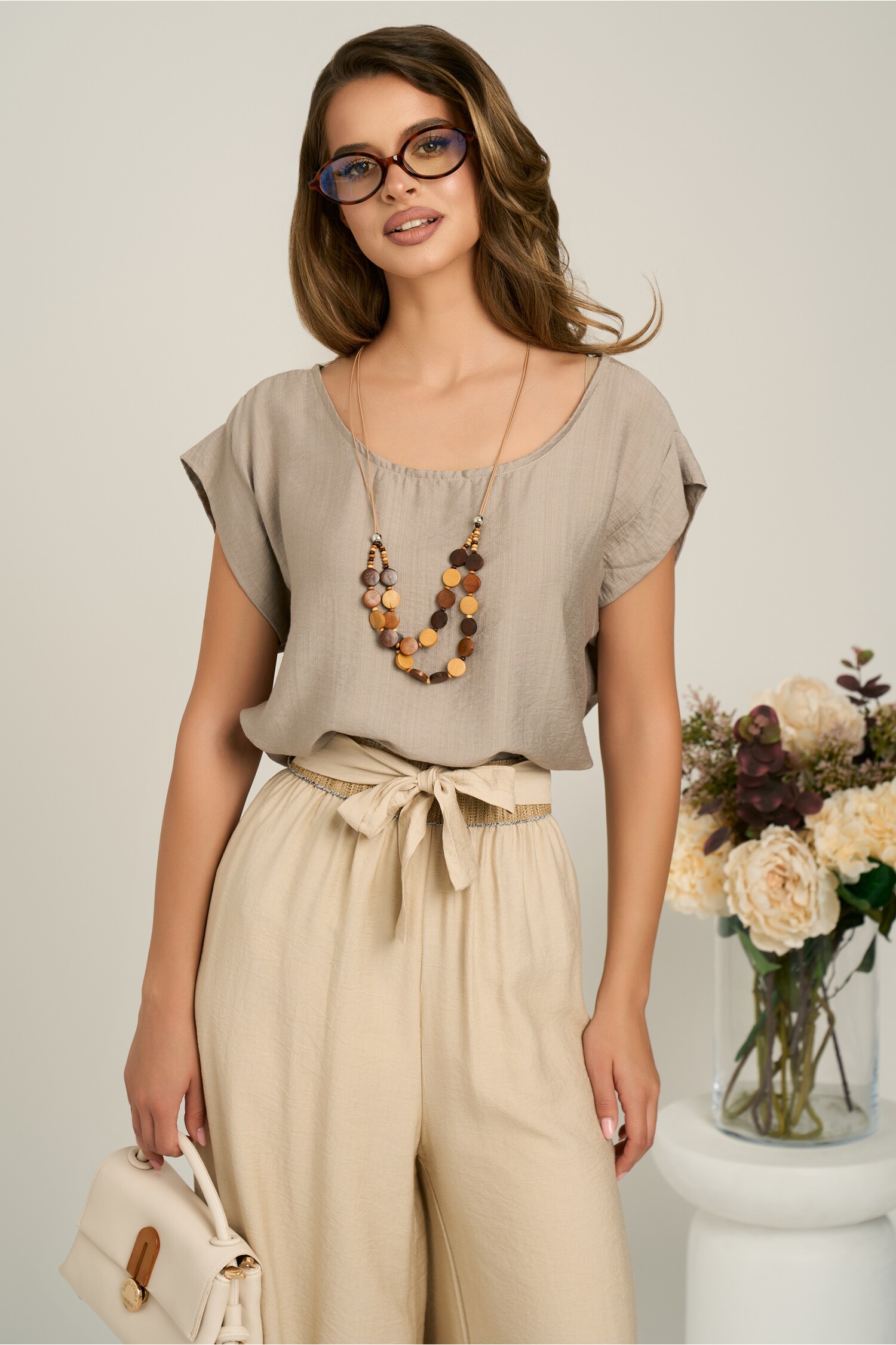 Bluza lejera bej din viscoza cu accesoriu