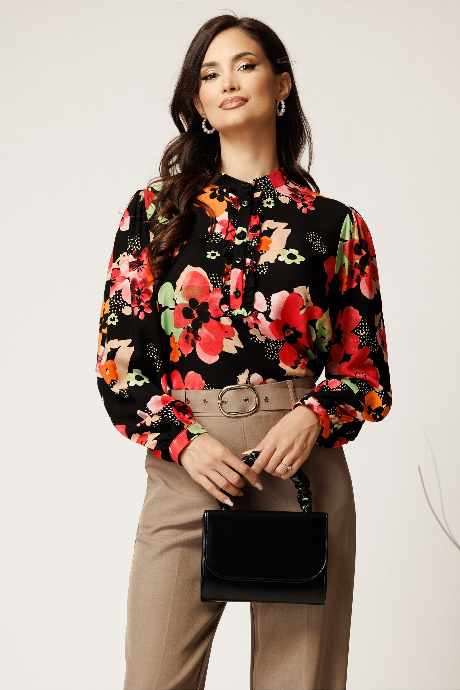 Bluza lejera neagra din viscoza cu flori corai si nasturi pe bust