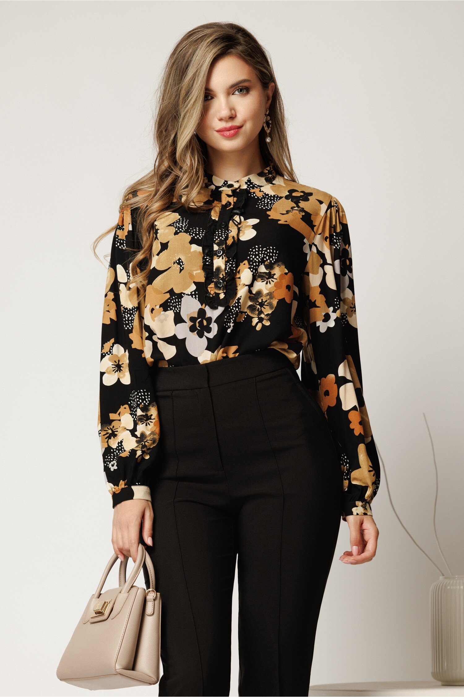 Bluza lejera neagra din viscoza cu flori maro si nasturi pe bust