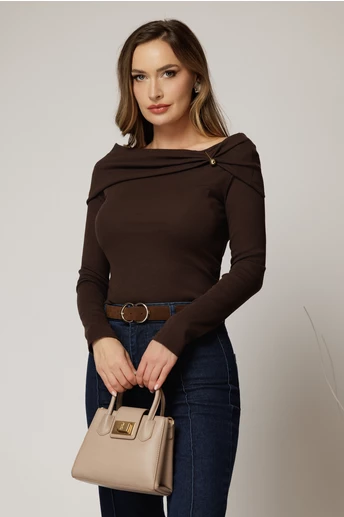 Bluza maro din bumbac cu decolteu barcuta si brosa