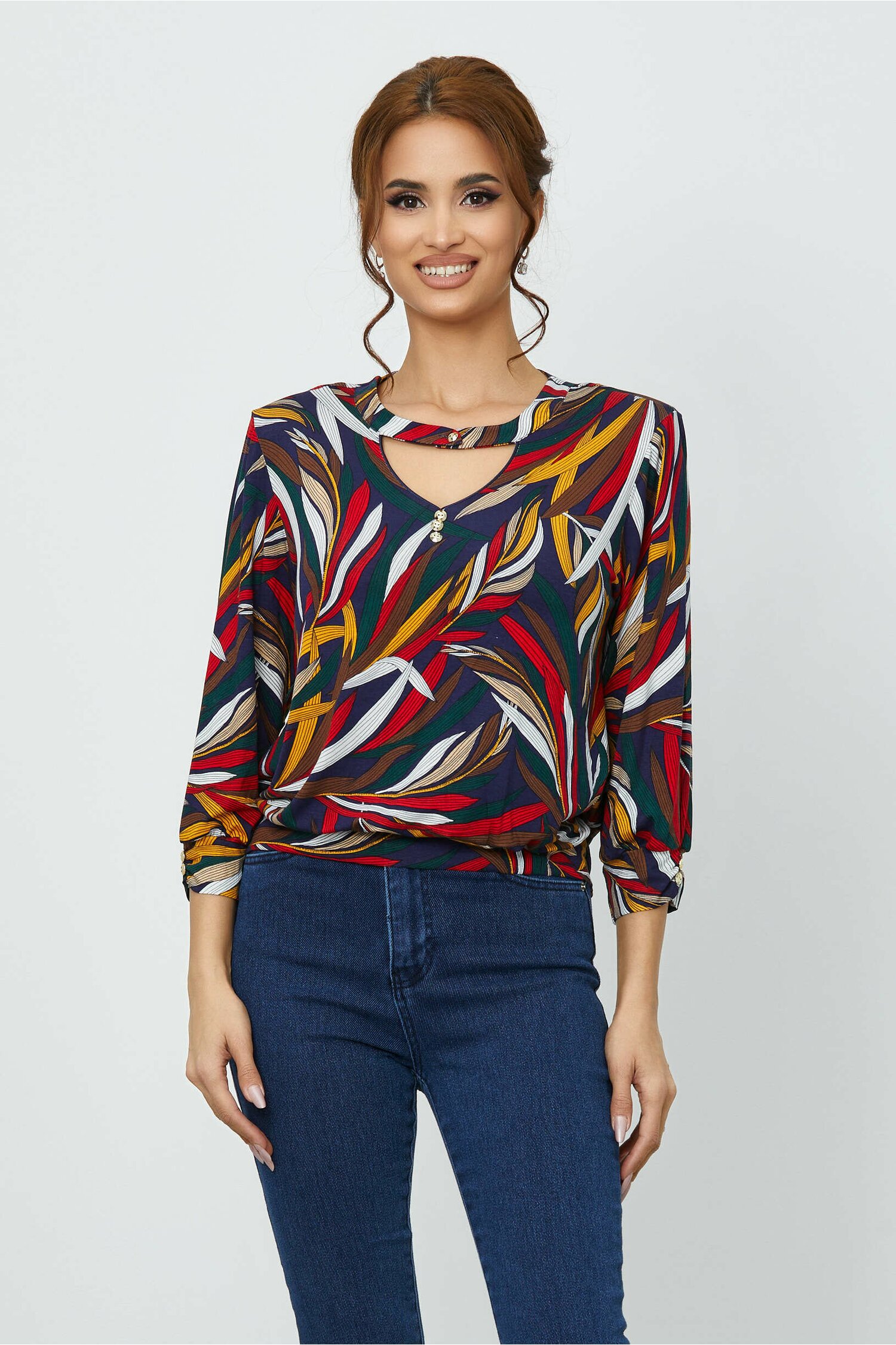 Bluza miruna bleumarin cu imprimeu colorat si decupaj la decolteu