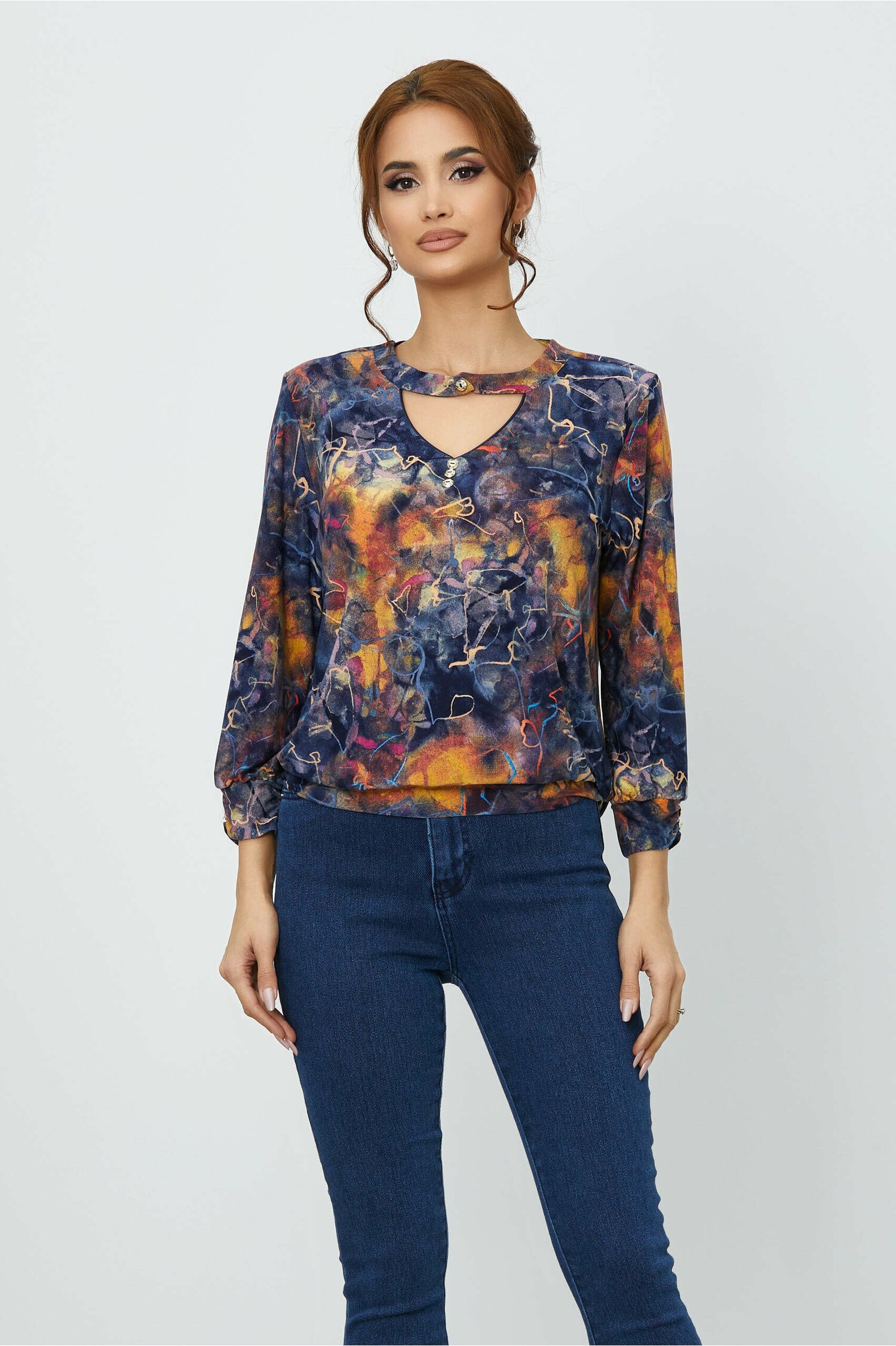 Bluza miruna bleumarin cu imprimeu si decupaj la decolteu