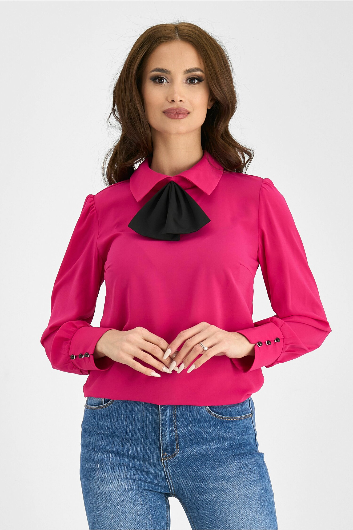 Bluza moze fucsia cu fundita neagra in zona decolteului