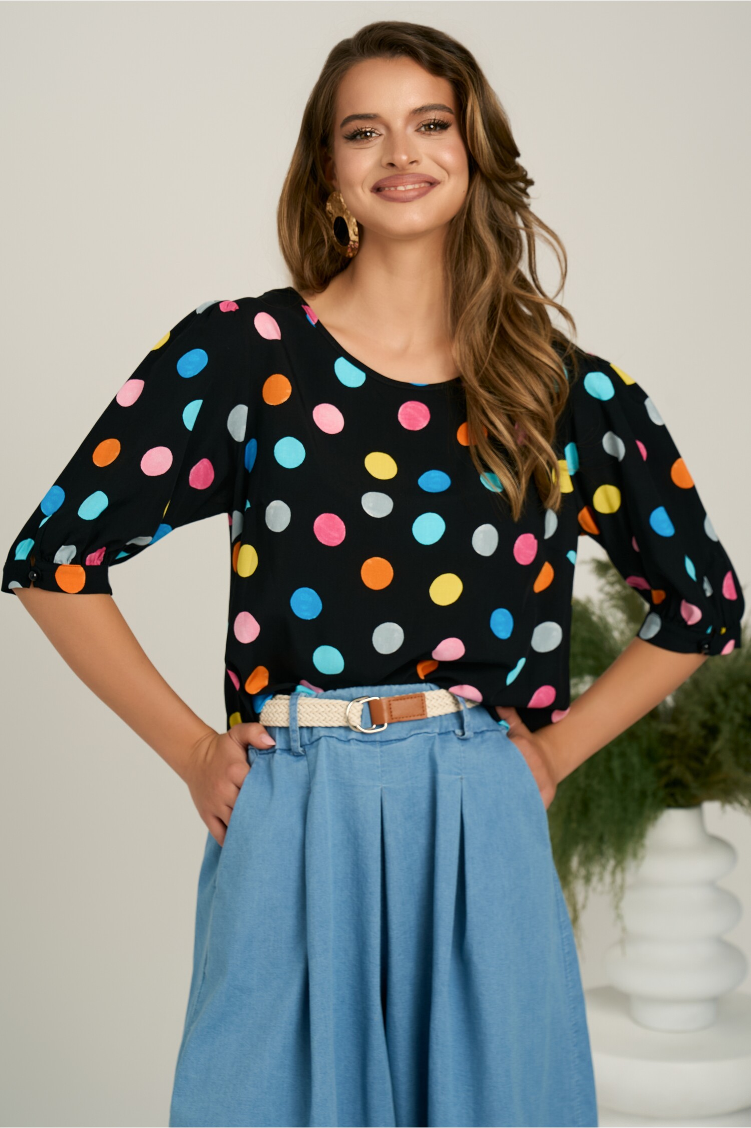 Bluza neagra cu buline colorate lejera din viscoza