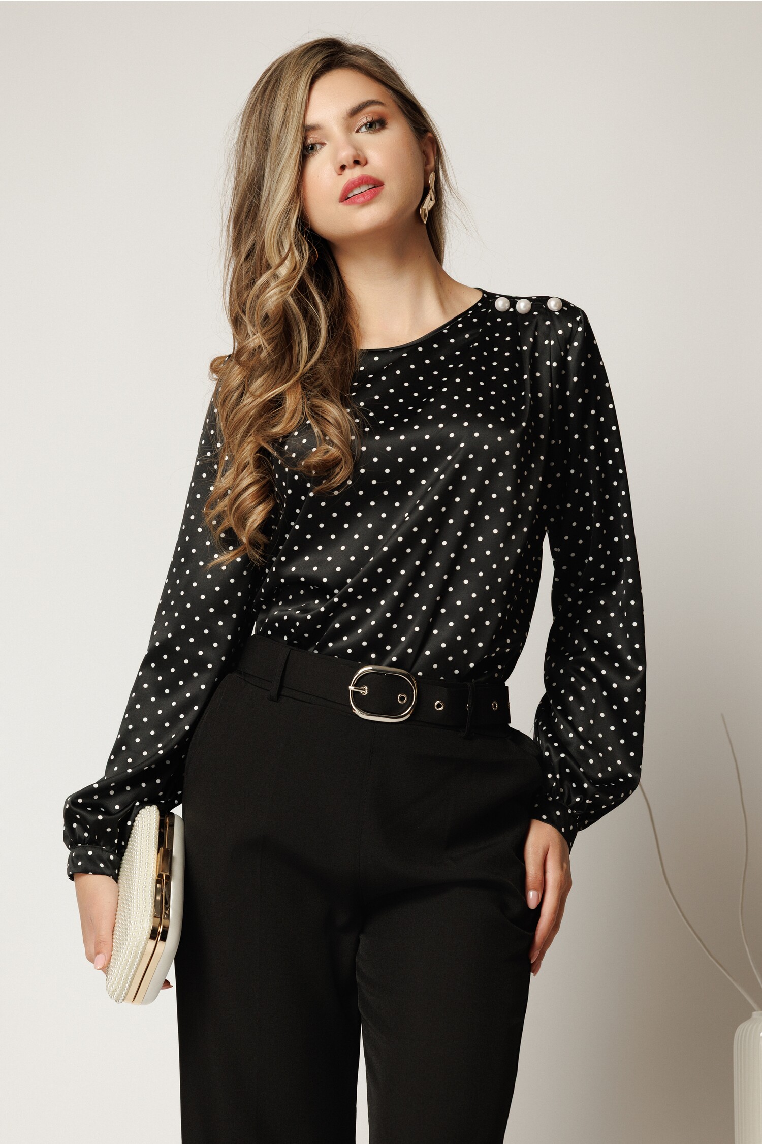 Bluza neagra cu buline eleganta din voal satinat cu perle pe umar
