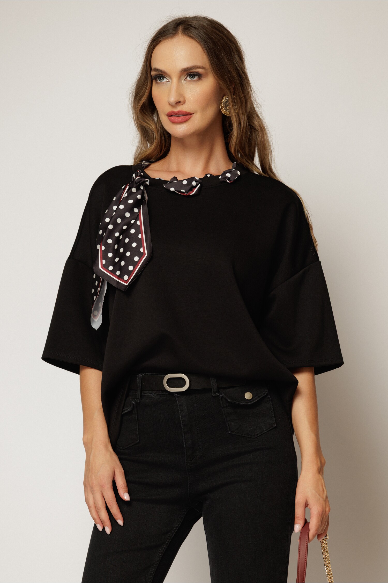 Bluza neagra cu esarfa cu buline la decolteu si adaos de vascoza
