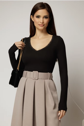 Bluza neagra din viscoza cu decolteu V si dantela