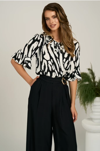 Bluza neagra din viscoza lejera cu imprimeu alb si volnas la decolteu