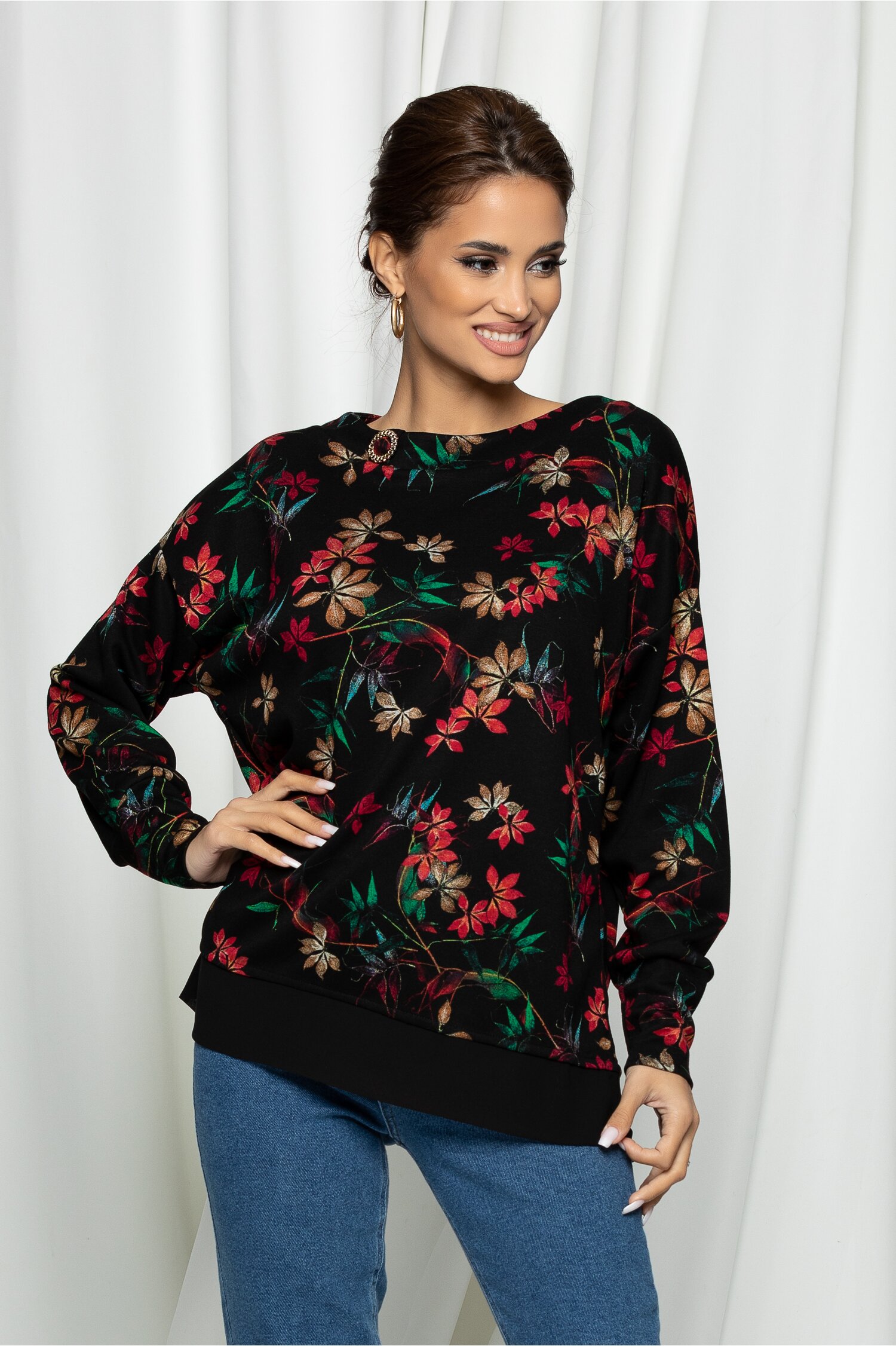 Bluza ramona neagra cu aplicatie metalica si imprimeu floral