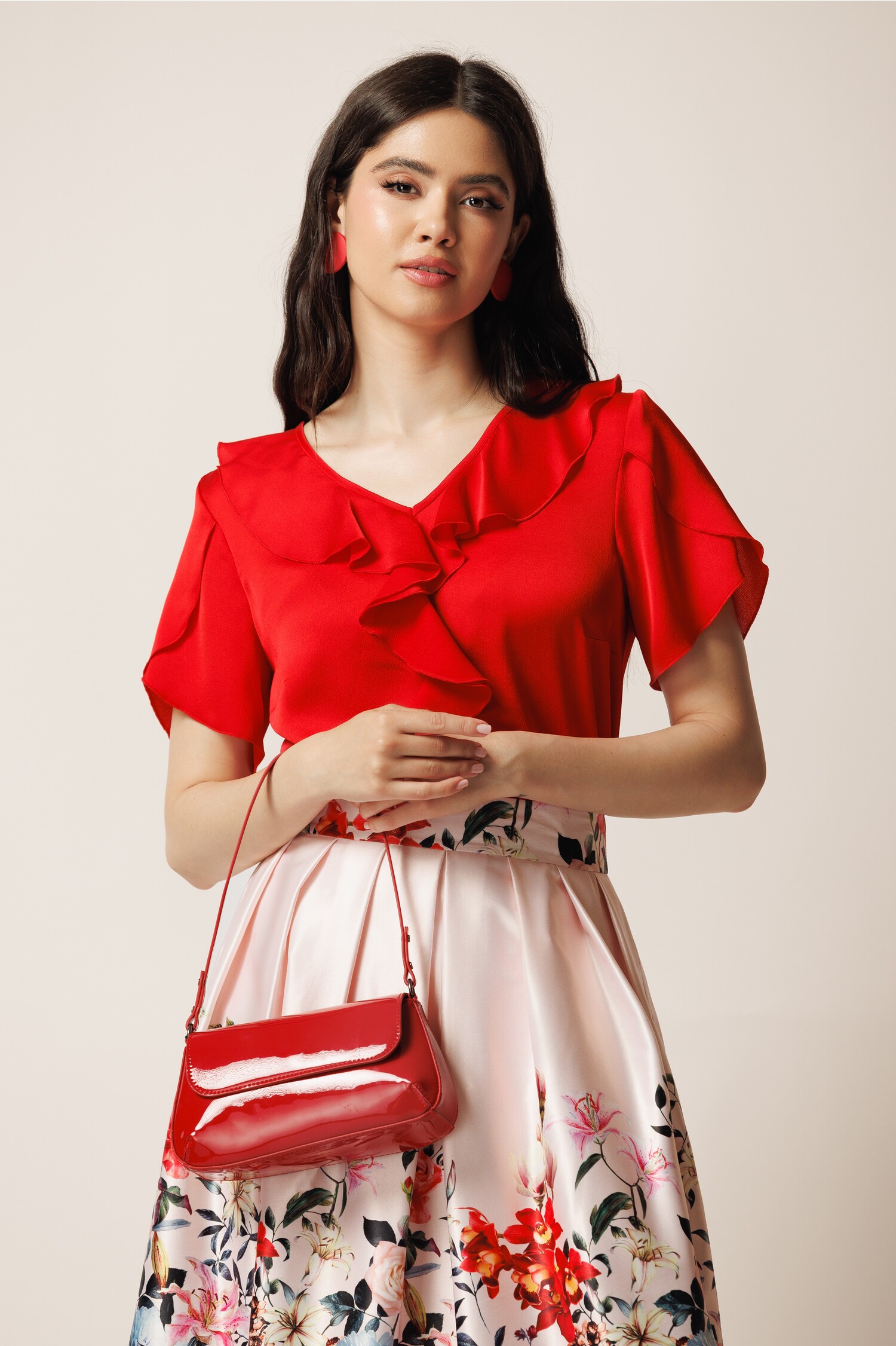 Bluza rosie din voal satinat cu volan la bust