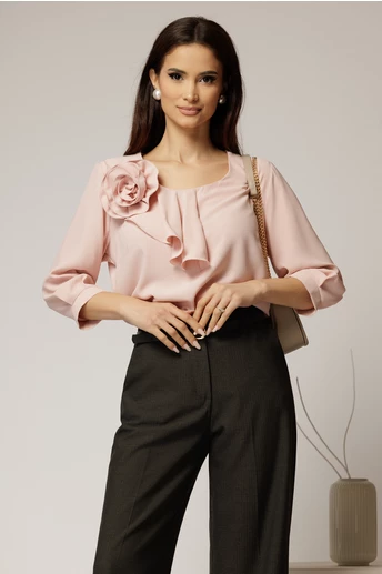 Bluza roz din triplu voal cu floare si volanas la bust