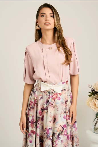 Bluza roz din viscoza cu pliuri si accesoriu metalic delicat