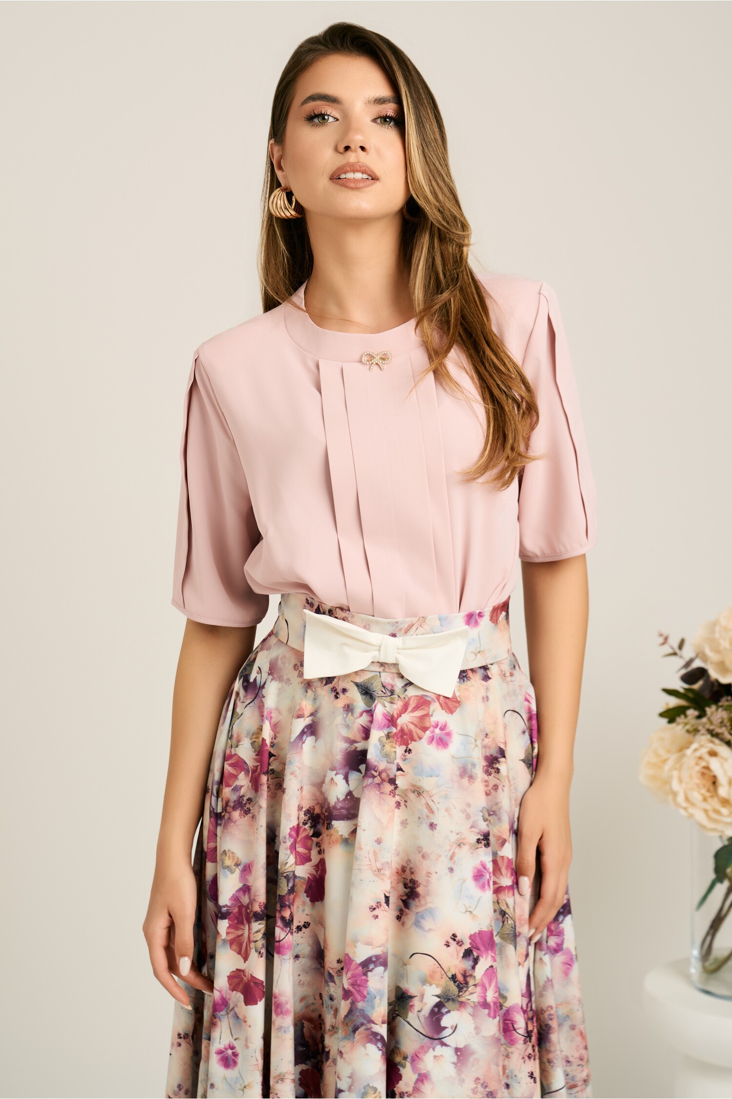 Bluza roz din viscoza cu pliuri si accesoriu metalic delicat