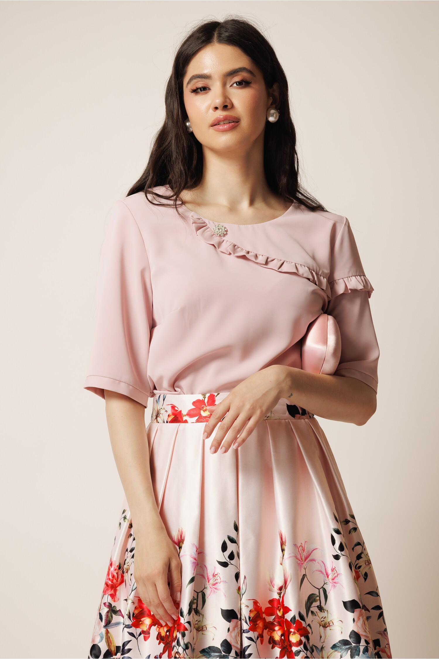 Bluza roz din viscoza lejera cu volanas pe bust