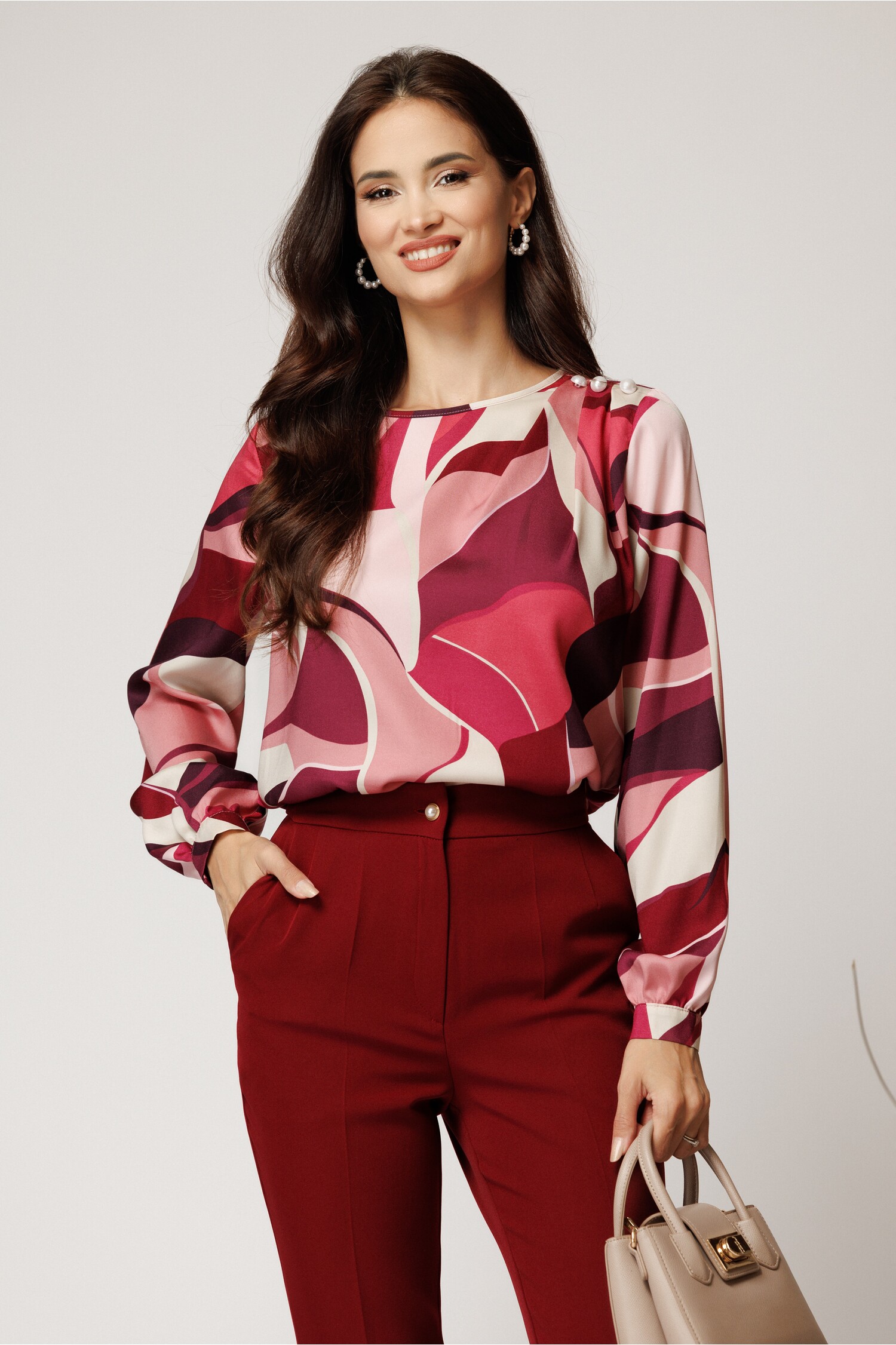 Bluza roz eleganta din voal satinat cu imprimeu magenta si perle pe umar