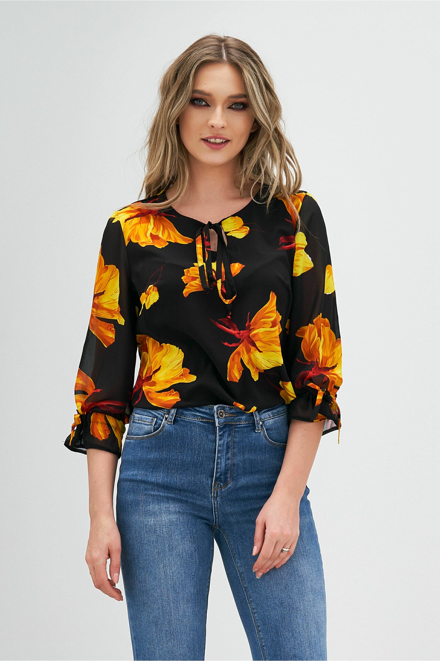 Bluza viviana neagra cu imprimeu orange si snur la decolteu