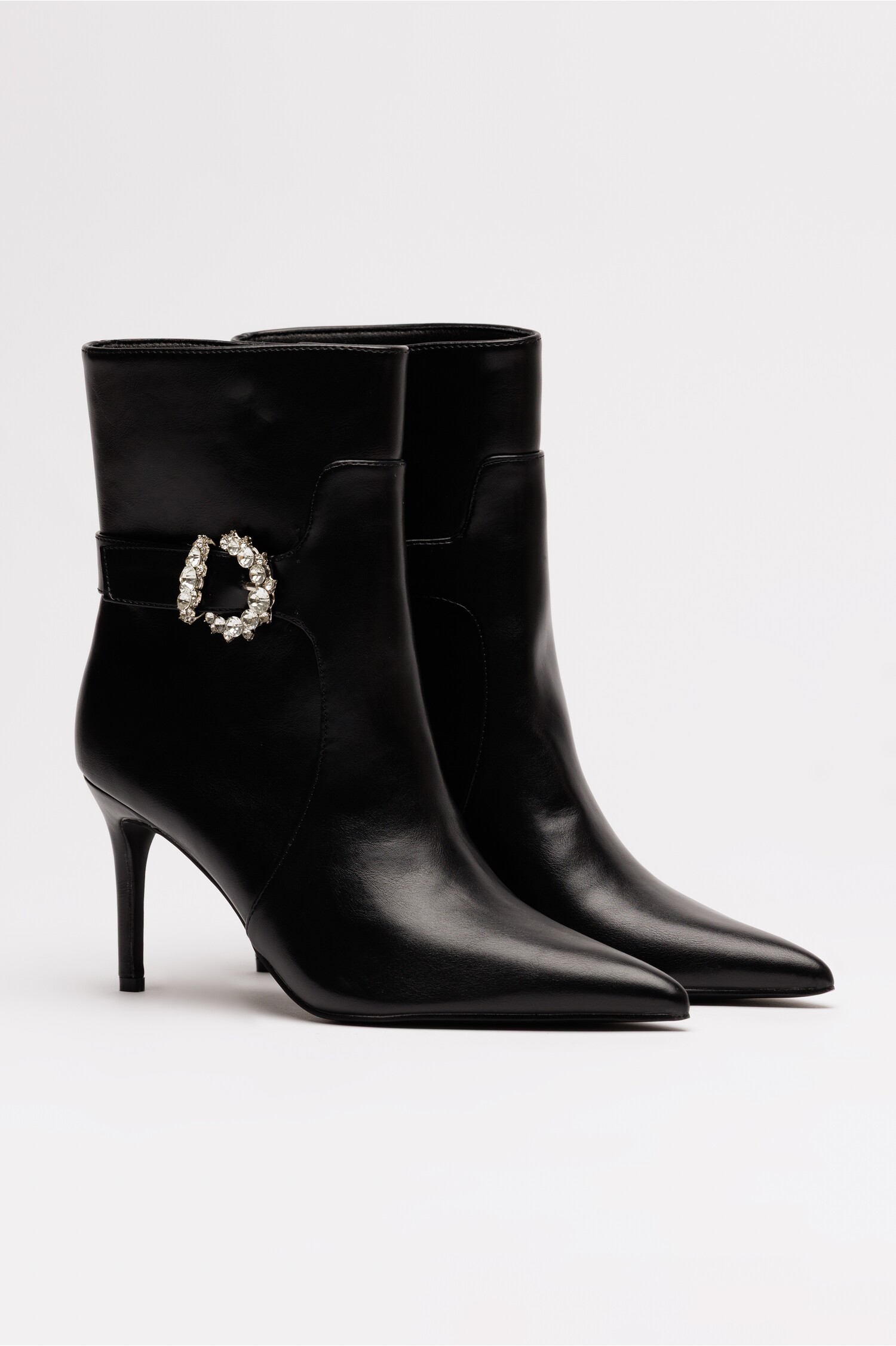 Botine negre din piele ecologica cu toc subtire si accesoriu