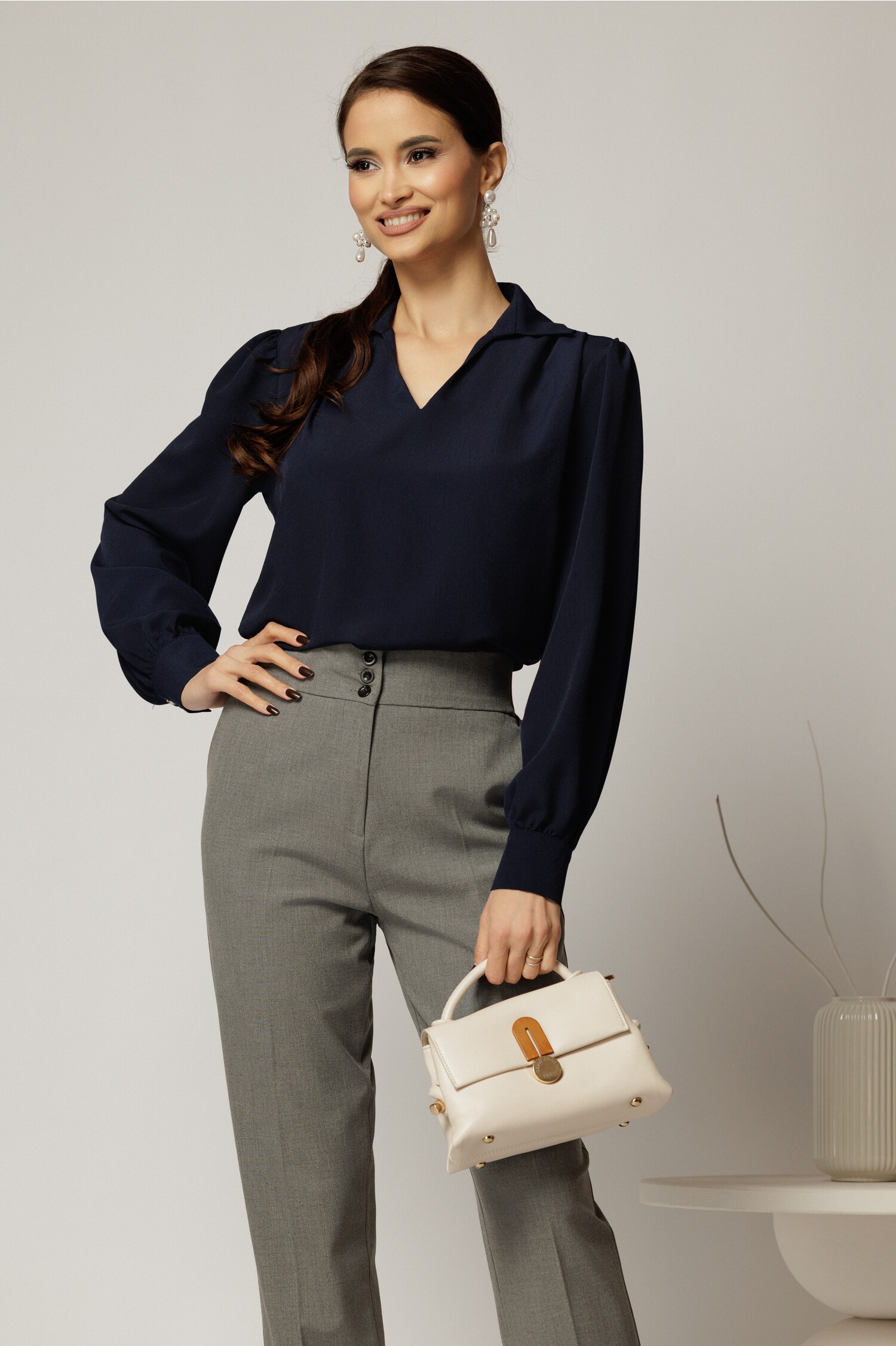 Camasa dama bleumarin cu decolteu adanc si maneca lunga