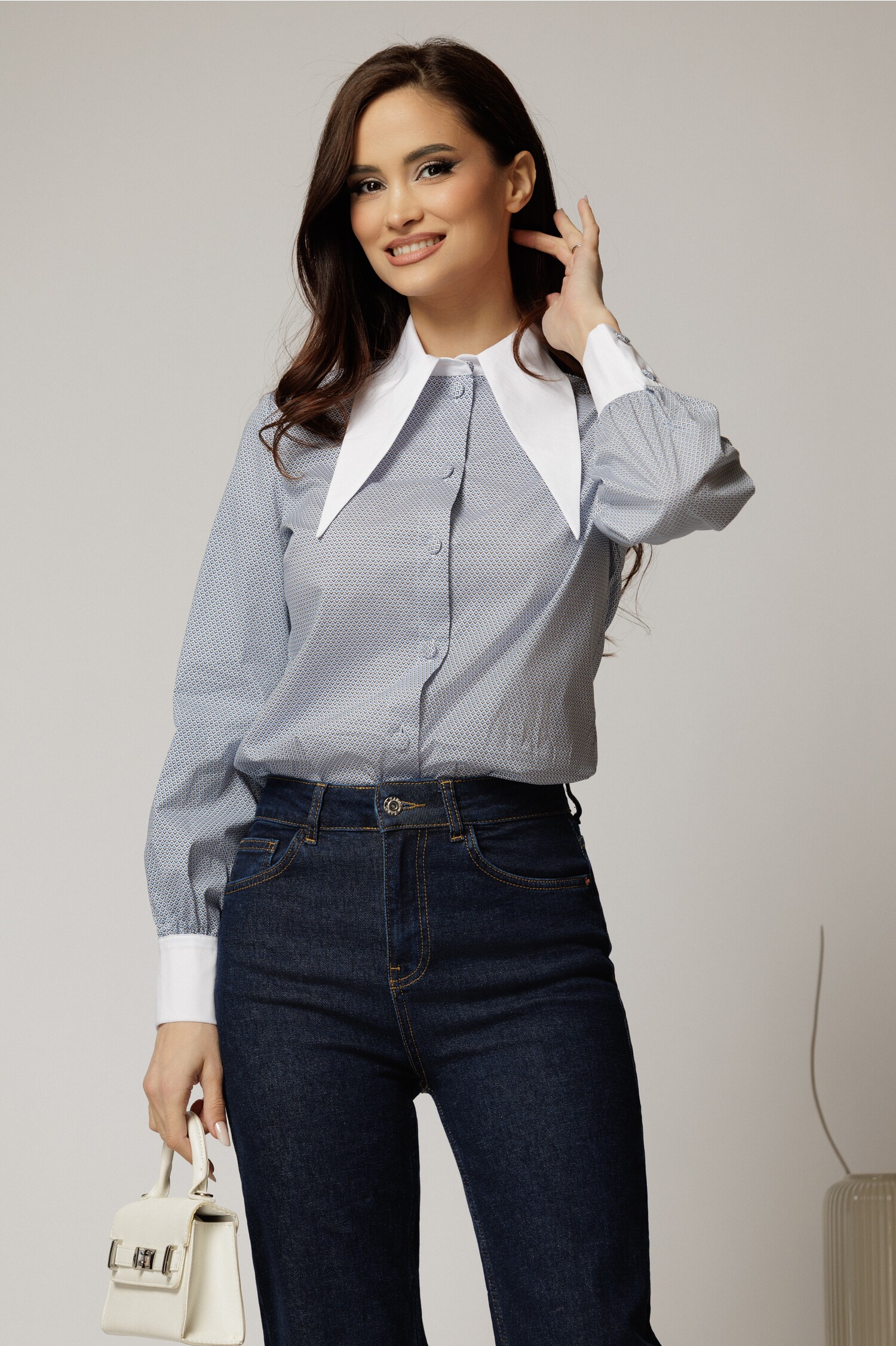 Camasa din poplin cu imprimeu bleu si negri si guler ascutit