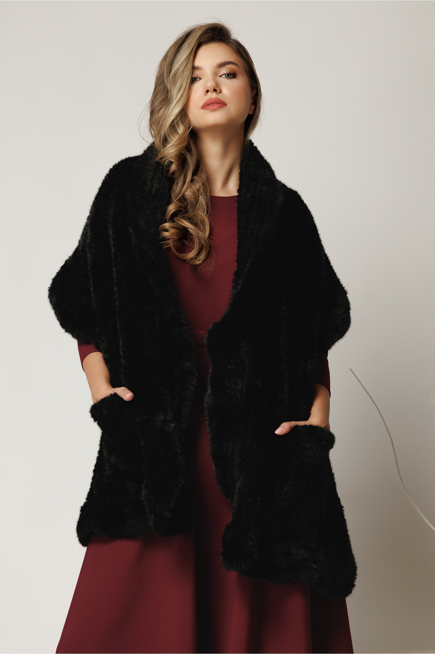 Capa scurta neagra din blana