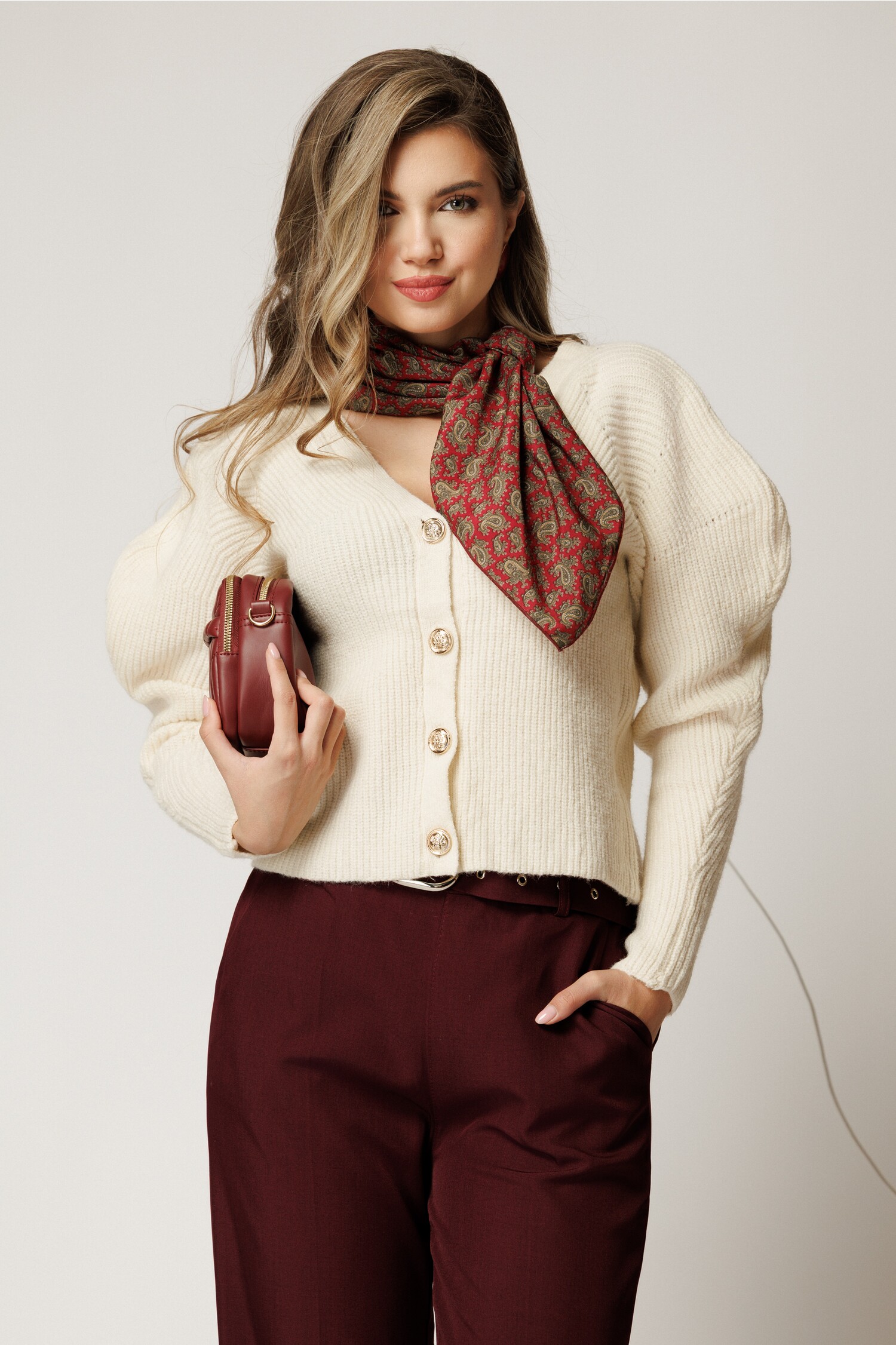 Cardigan casual scurt din tricot ivory cu nasturi