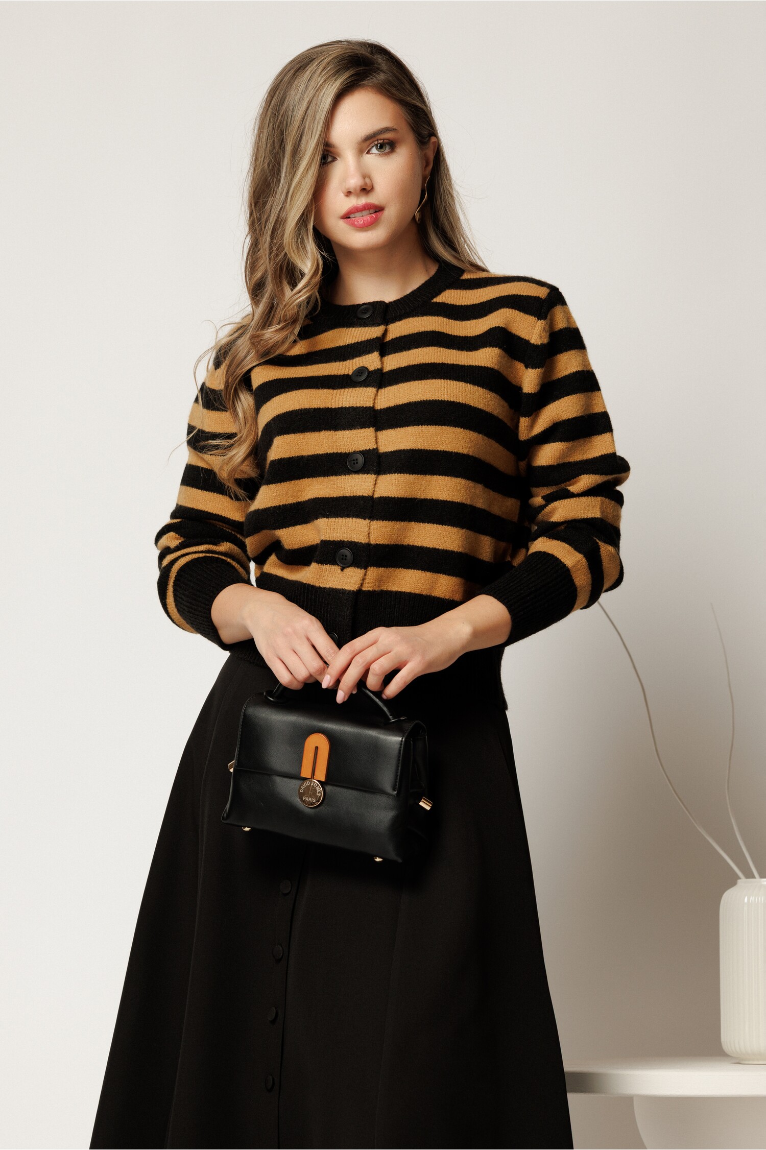 Cardigan scurt casual din tricot maro cu dungi negre si nasturi