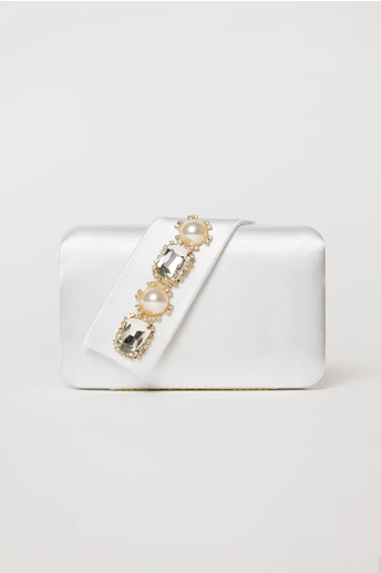 Clutch alb  elegant din satin cu aplicatii de perle si cristale
