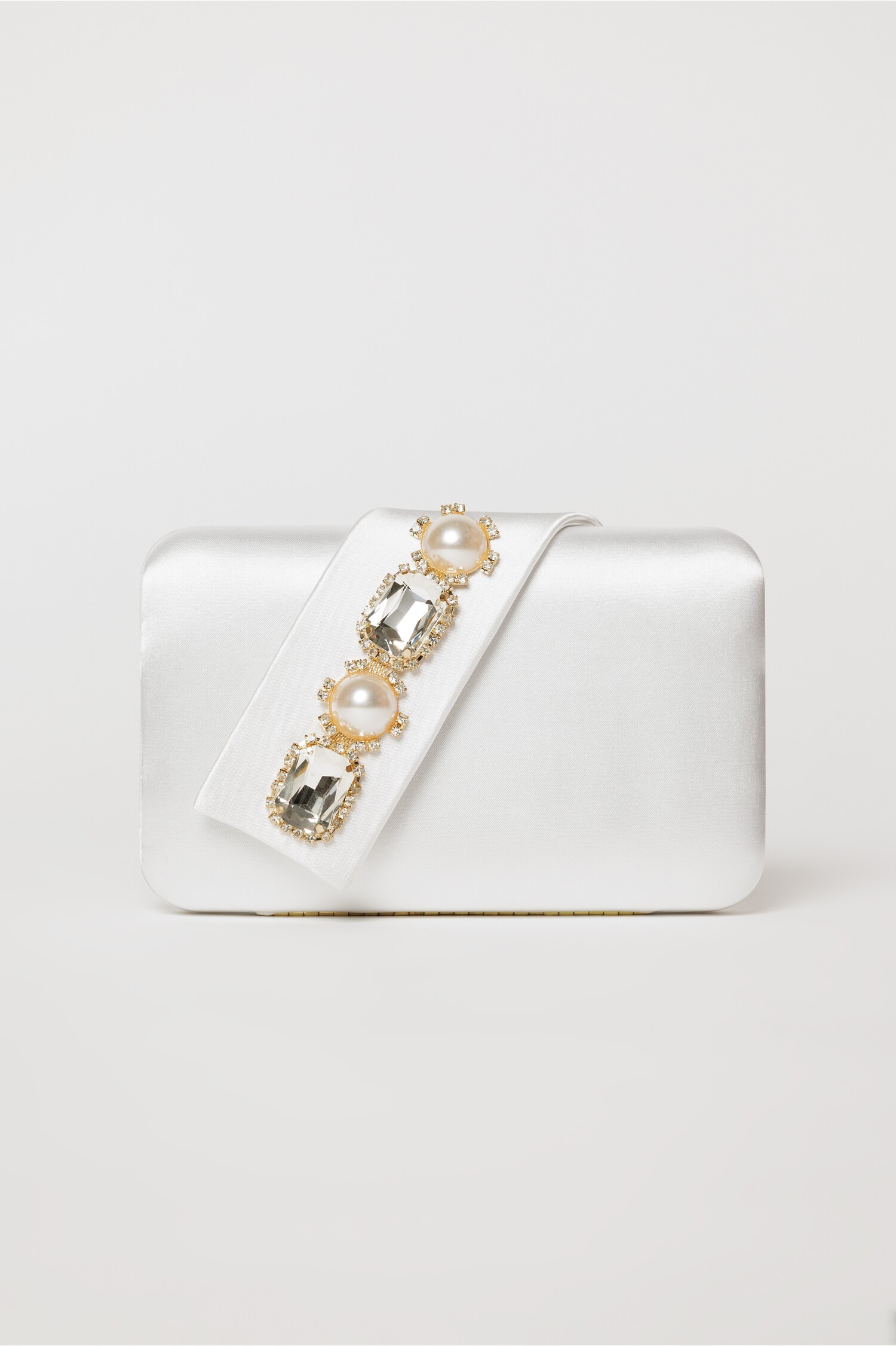 Clutch alb elegant din satin cu aplicatii de perle si cristale