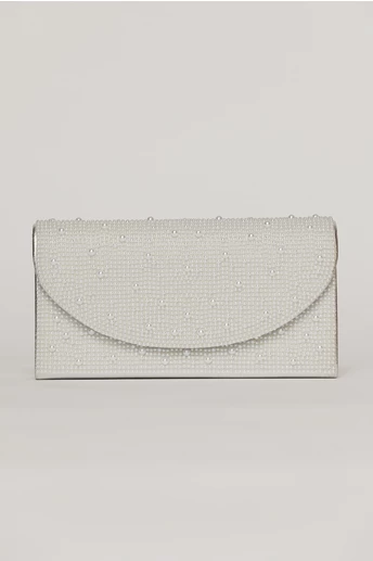 Clutch argintiu metalizat cu clapeta curbata si perlute aplicate
