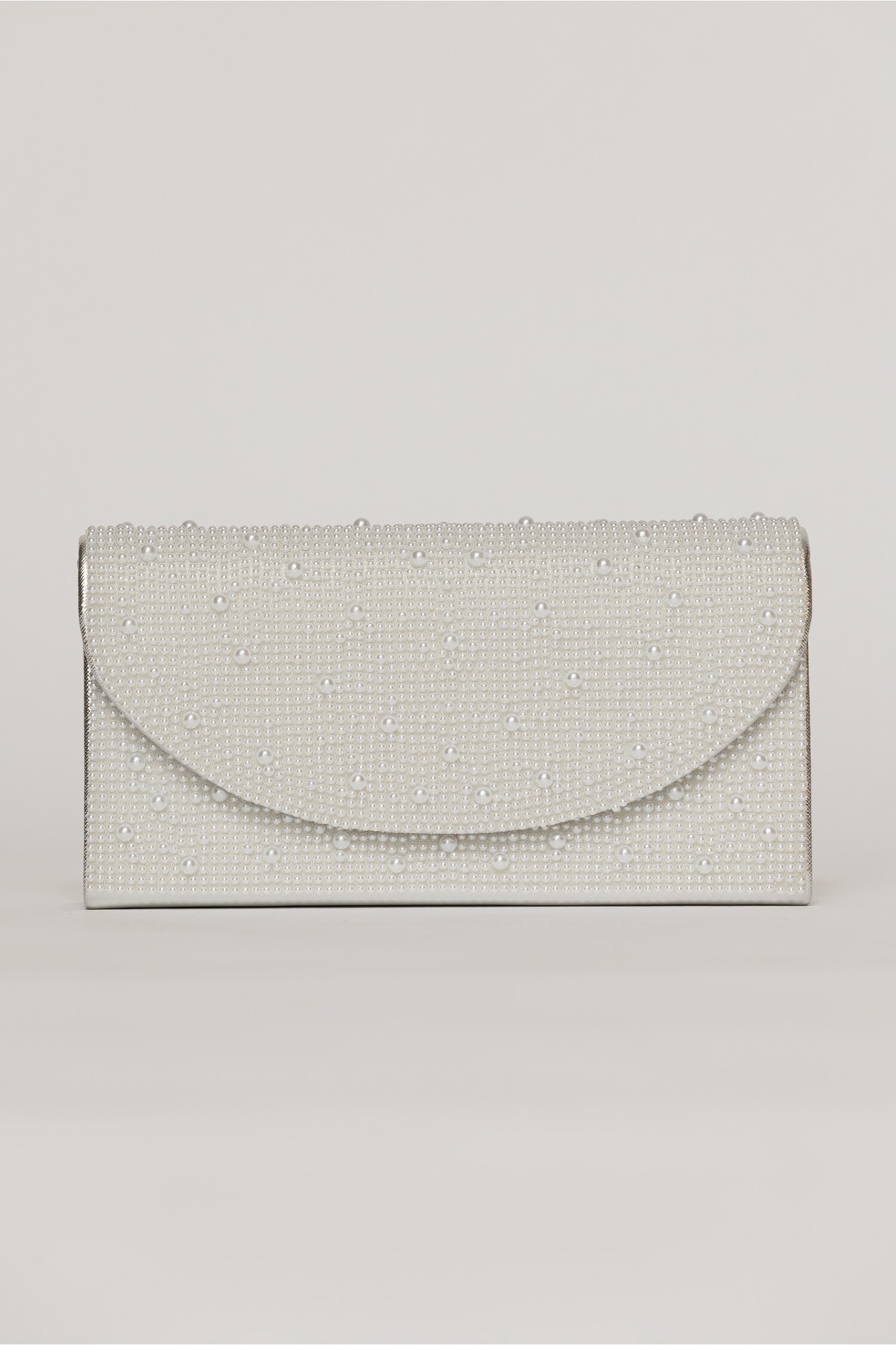 Clutch argintiu metalizat cu clapeta curbata si perlute aplicate