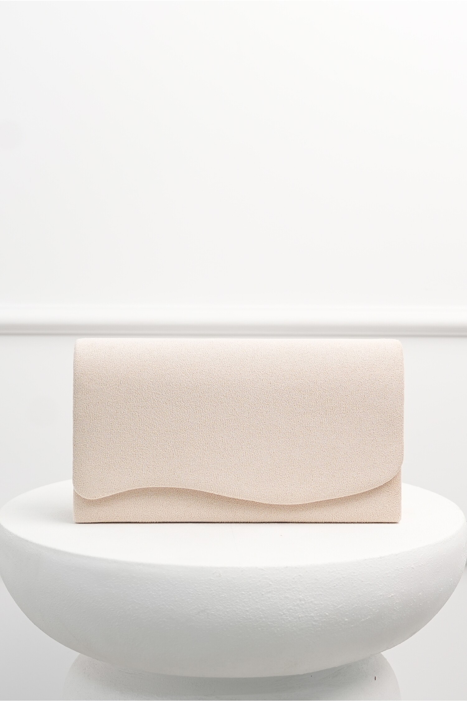 Clutch bej din catifea cu design asimetric