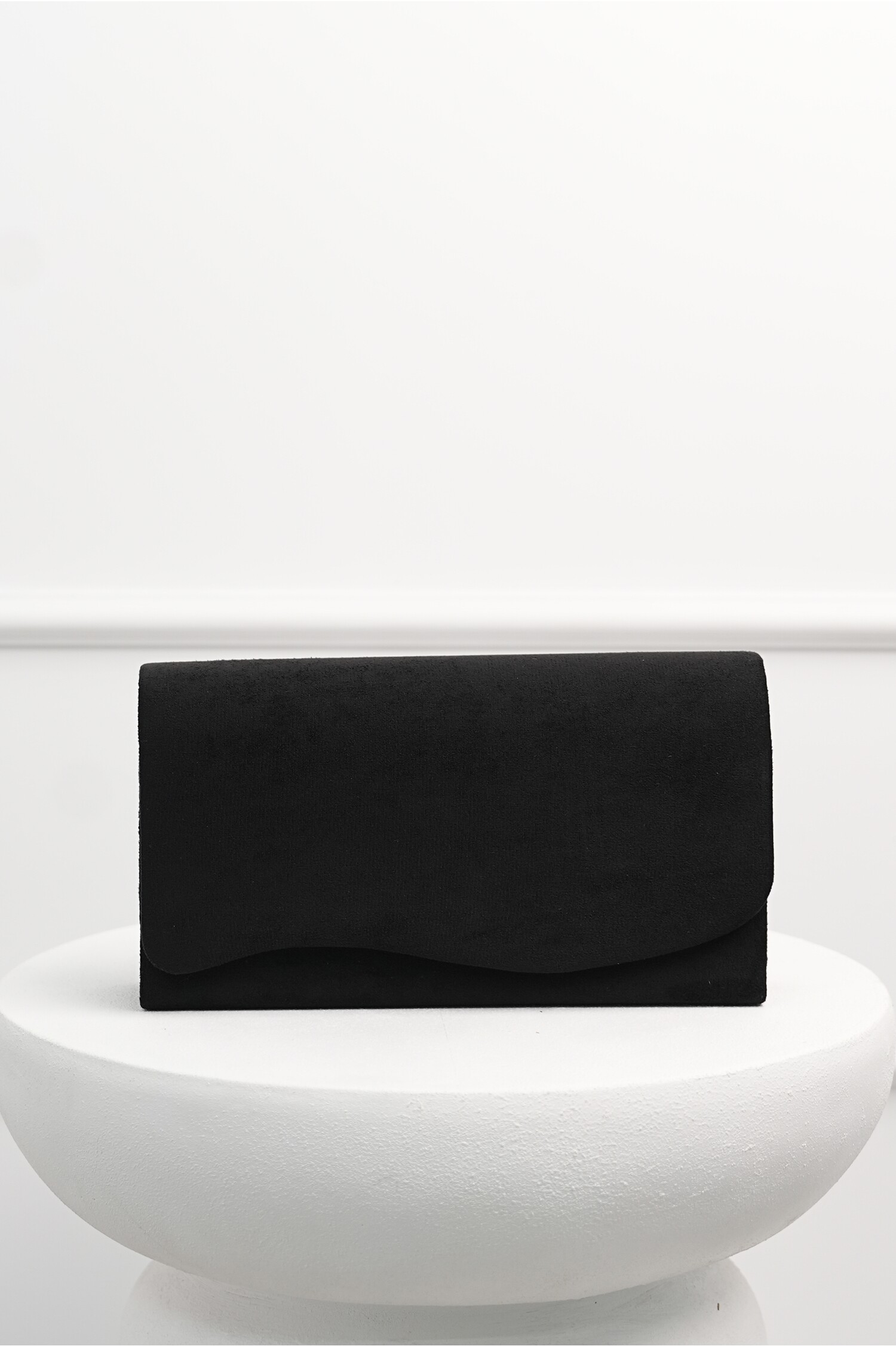 Clutch negru din catifea cu design asimetric