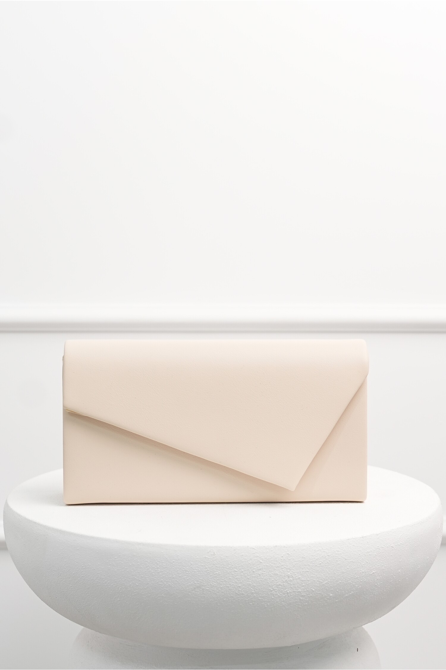 Clutch nude din piele ecologica cu textura mata si design asimetric