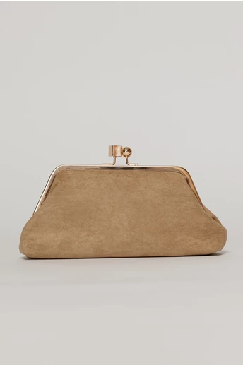 Clutch plic bej catifelat cu inchidere metalica aurie