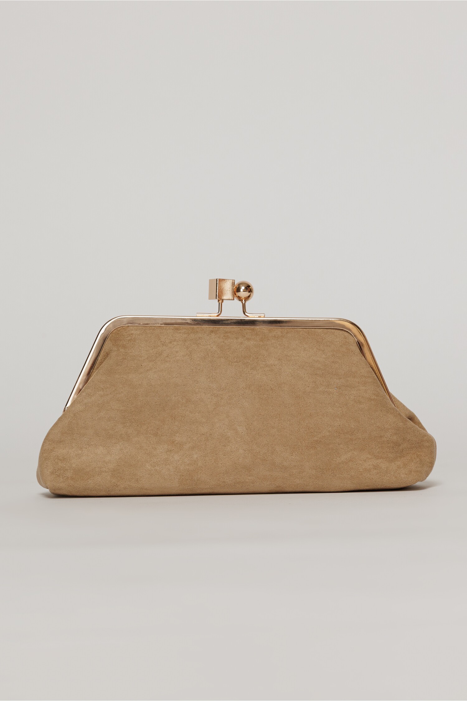 Clutch plic bej catifelat cu inchidere metalica aurie