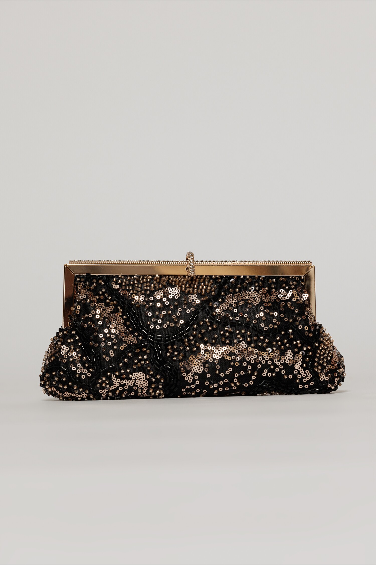 Clutch plic negru cu paiete si margele aurii