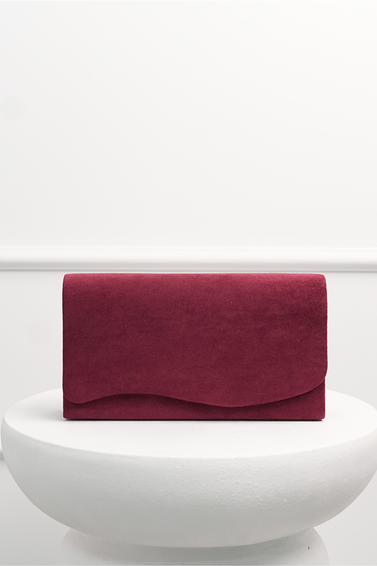 Clutch rosu din catifea cu design asimetric