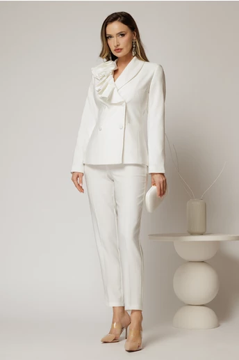 Compleu alb cu pantalon si sacou cu volanase la rever