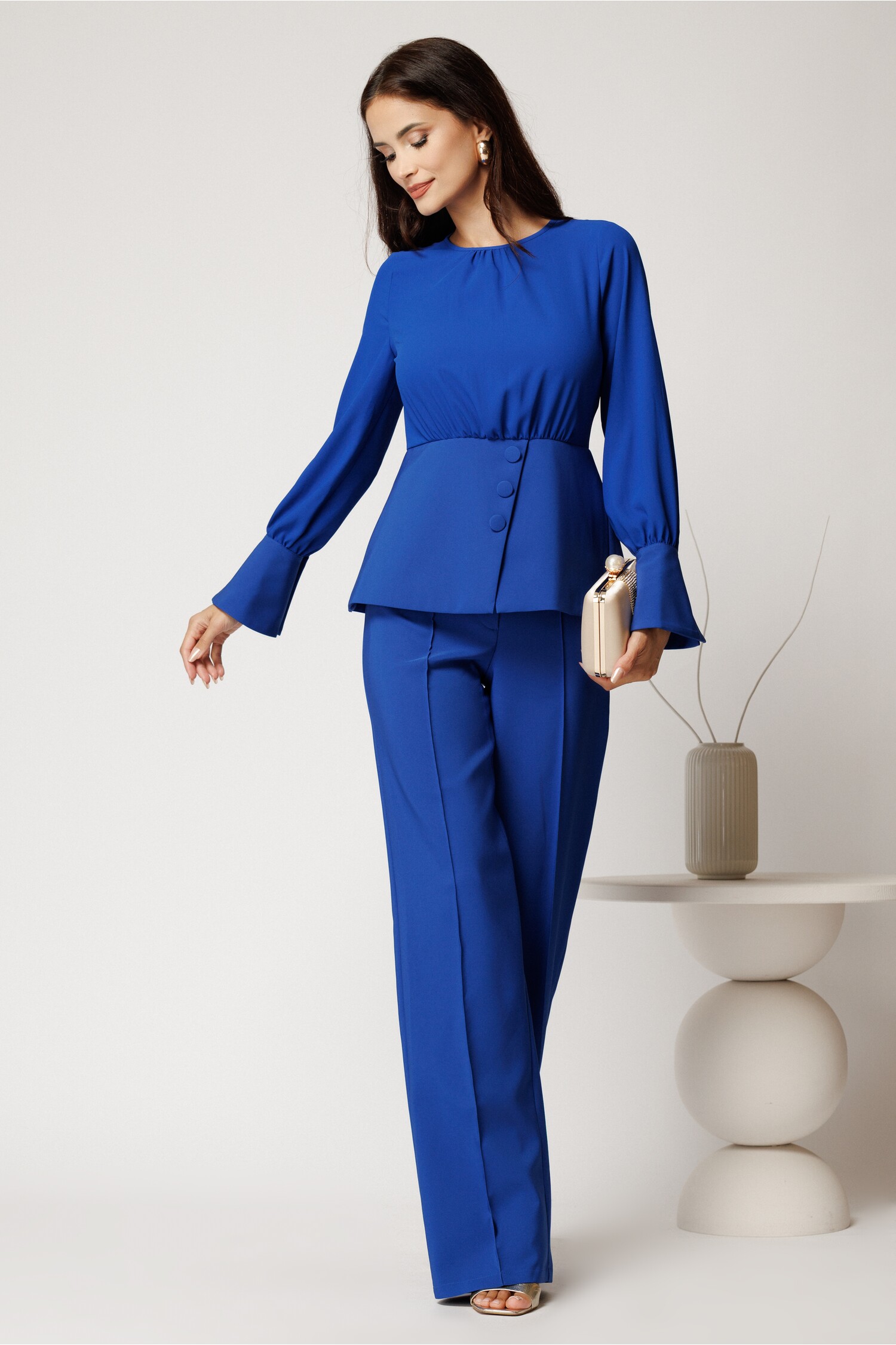 Compleu albastru din stofa cu bluza din voal cu peplum si pantaloni lejeri