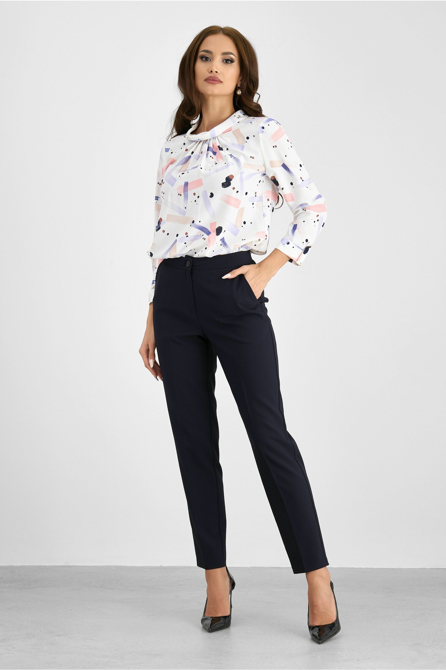 Compleu anya cu pantaloni bleumarin si bluza alba cu imprimeu soft