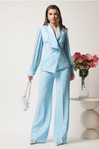 Compleu bleu cu pantaloni evazati si sacou cambrat cu maneci din voal plisat